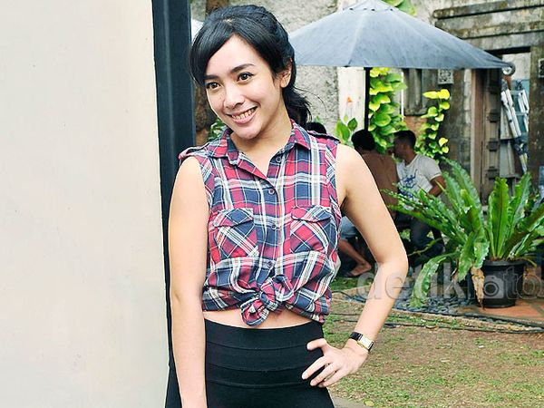 Stylish Berkemeja Flanel ala Dea Ananda