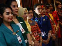 Ketika Menteri Jonan Disambut Pramugari Cantik