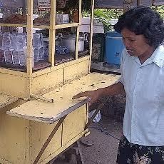 Kesal Dirazia, Pedagang Buang Sayur dan Lauk ke Jalan