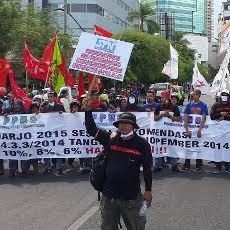Buruh Kepung Gedung Grahadi, Jalan Gubernur Suryo Sempat Ditutup