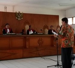 Sambil Berdiri, Rahmat Yasin Bacakan Pembelaannya