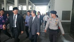 Ahok Dikawal 3 Polisi dan Disambut Tepuk Tangan Anggota DPRD