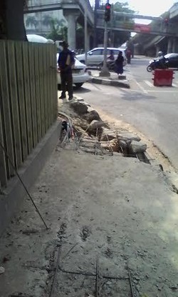 Aduh Pak Ahok, Trotoar di Perempatan Kuningan ini Hancur karena Galian Kabel