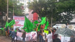 Diguyur Hujan, Pendemo Ahok Tetap Sambangi Gedung DPRD DKI