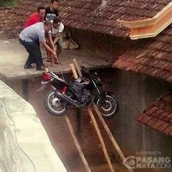 Repotnya Menderek Motor yang Terjun Bebas ke Pekarangan Orang