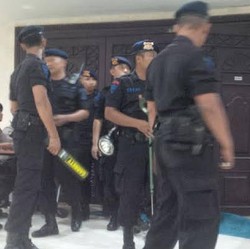 Jelang Pengangkatan Ahok Jadi Gubernur, Tim Gegana Sisir Ruang DPRD