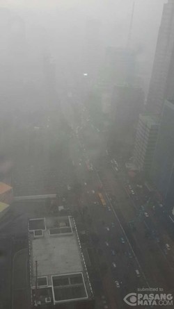 Diguyur Hujan Deras, Kawasan Thamrin Terlihat Gelap dari Lantai 35