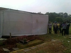 Polisi Bongkar Kuburan Pelajar yang Jadi Korban Tawuran di Warung Buncit