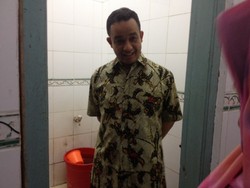 Sidak ke Sekolah di Depok, Menteri Anies Cek Toilet Siswa: Bau!