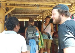 Turis Bule Sempat Dikira Penjajah Belanda Oleh Suku Sasak