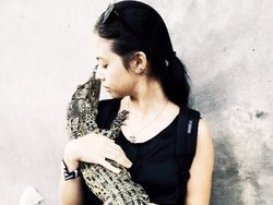 Merinding! Yuki Kato Gendong Bayi Buaya