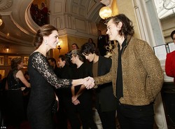 Foto: Kate Middleton Cantik dengan Gaun Hitam Lace Saat Bertemu One Direction
