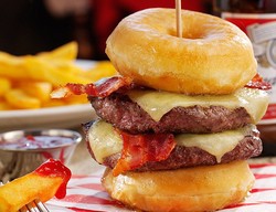 Jaringan Pub Ini Dikritik Gara-gara Sajikan Burger 2000 Kalori