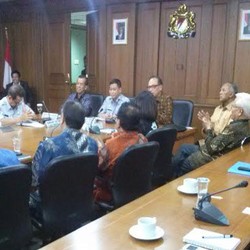 Pengusaha Curhat Tarif di Priok Pakai Dolar, Jonan Langsung Telepon Rini Soemarno