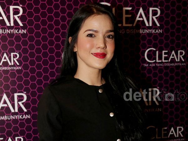 Pesona Alice Norin Berbibir Merah