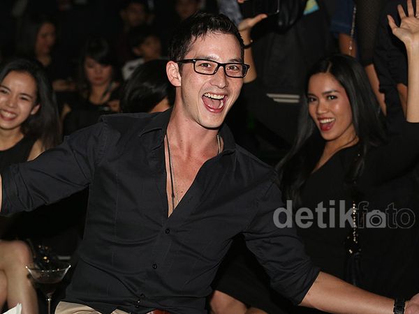 Party Bareng Mike Lewis