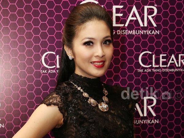 Cantik dan Glamor, Sandra Dewi