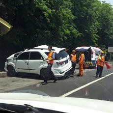 Nekat Lewat Bahu Jalan Tol, Fortuner Tabrak Truk dan Satu Tewas