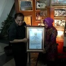 Piagam Pahlawan Nasional HR Muhammad Juga Diserahkan Ke Wali Kota Risma