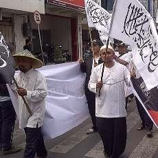 Massa HTI Keliling Kota Mojokerto Tolak Kenaikan Harga BBM