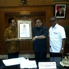 Menko Kemaritiman Serahkan Sertifikat Pahlawan Nasional Kakeknya ke Wagub Jatim