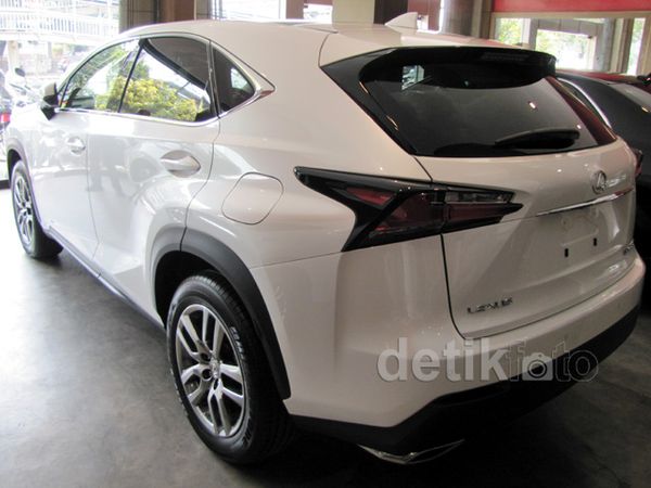 Lexus NX Berkeliaran di Jakarta