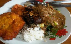 Pecel Ramidjan: Uenak Sedep! Pecel Sayur Khas Parakan dan Brongkos Daging