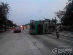 Truk Terbalik di Jalan Raya Pantura Indramayu, Lalin Macet 3 Km