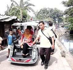 Mensos Blusukan Naik Bentor di Kawasan Kumuh Makassar