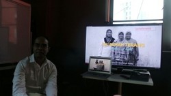 Mengajar Wanita Pedalaman Kepri Untuk Mengenal Lampu Tenaga Surya