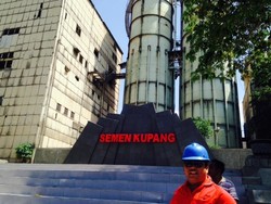 Menperin Saleh Husin Blusukan ke Pabrik Semen di Kupang