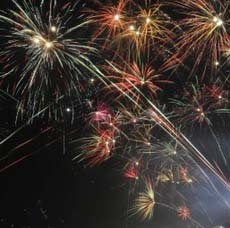 Warga Surabaya Malam Ini Diajak Goyang Morena Bersama Syahrini