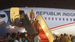 Presiden Jokowi Disambut JK dan Sejumlah Menteri di Bandara Halim