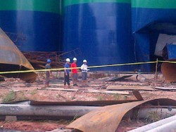 Tangki Minyak Goreng Berkapasitas 3.000 Ton di Dumai Ambruk