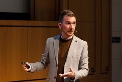 Pria Tuna Rungu Buat Alat Agar Bisa Dengar Jaringan Internet