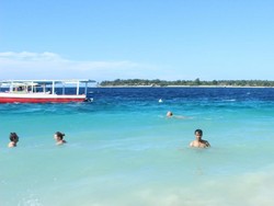 Berenang Bareng Bule Seksi, Gili Trawangan Tempatnya!