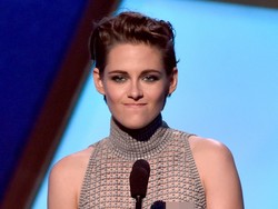 Ups, Payudara Kristen Stewart Ngintip karena Baju Merosot