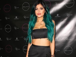 Buat Video Tutorial, Kylie Jenner Ubah Warna Rambutnya