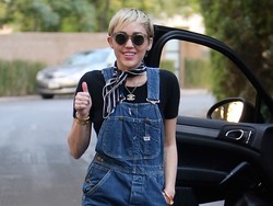 So Sweet.. Miley Cyrus dan Patrick Schwarzenegger Makan Malam Romantis