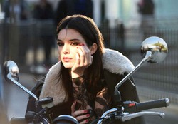 Cantiknya Kendall Jenner Jadi Model Terbaru Estee Lauder