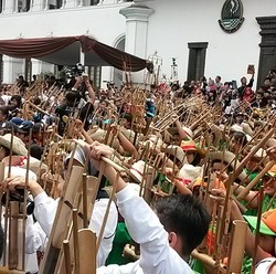 Peringati Hari Angklung, Ribuan Angklung Dimainkan di Gedung Sate
