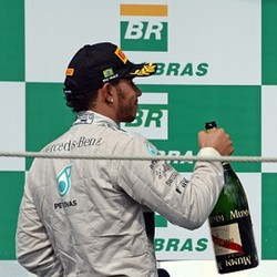 Hamilton Dinilai Punya Tekanan Lebih Berat