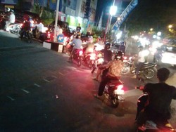 Cerita Kemal dan Jajang Buru-buru Antre demi Premium Harga Lama