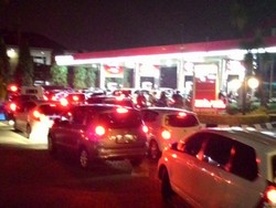 Diguyur Hujan, Pemotor Minggir dan Pemobil Sesaki SPBU di Pekanbaru