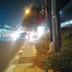 Jelang Kenaikan BBM, Antrean Mobil Sampai ke Jalan Terjadi di SPBU Gatot Subroto
