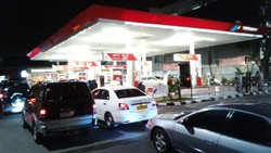 Jokowi Umumkan Premium Naik Jadi Rp 8.500, Antrean Mulai Panjang di SPBU Cikini