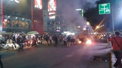 Protes Kenaikan BBM, Massa HMI Bakar Ban di Jl Cikini Raya Jakpus