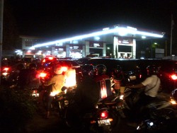 Antrean Pembeli di SPBU Semarang Membeludak hingga Macetkan Jalan