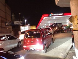 Antrean di SPBU Kuningan Mengular