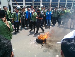 Mahasiswa Pemblokir Gerbang Tol Ciawi Sempat Ricuh dengan Polisi